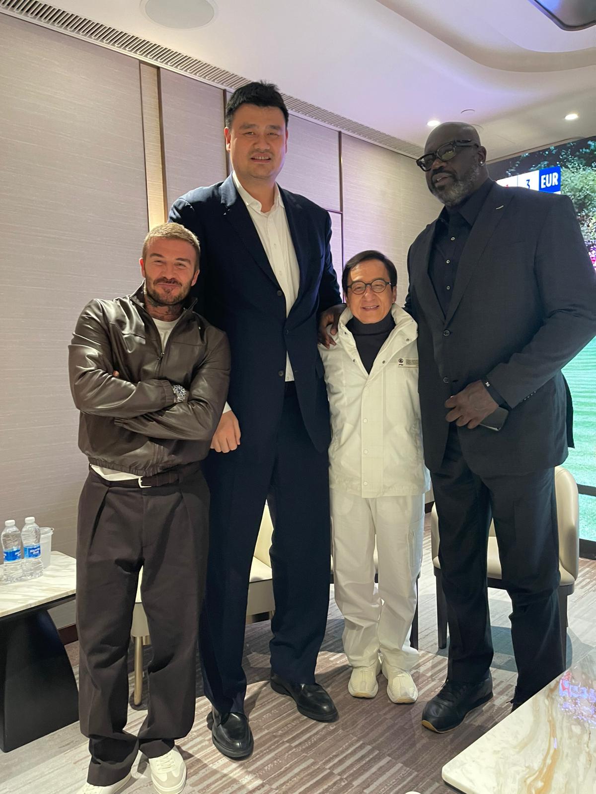 เฉินหลงถ่ายรูปร่วมกับ เดวิด เบ็คแฮม, เหยา หมิง และ ชาคีล โอนีล