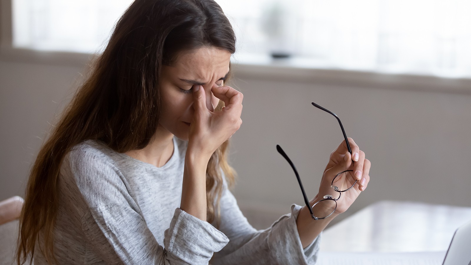 woman-rubbing-eyes-eye-twitch