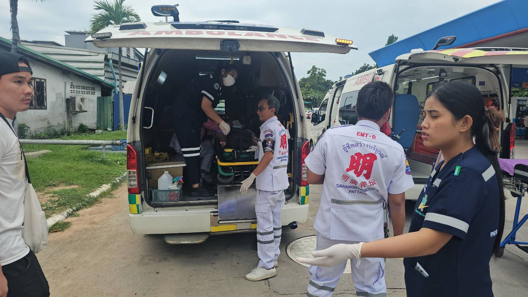 อั้นไม่ไหว! สาวคลอดลูกบนรถ กลางสี่แยกไฟแดง คอหวยไม่พลาดส่องทะเบียน