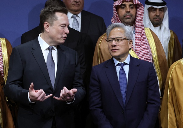 Tesla CEO Elon Musk (L) talks with Nvidia CEO Jensen Huang 