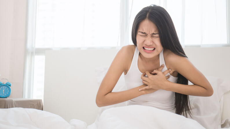 causes-chest-pain-when-lying-