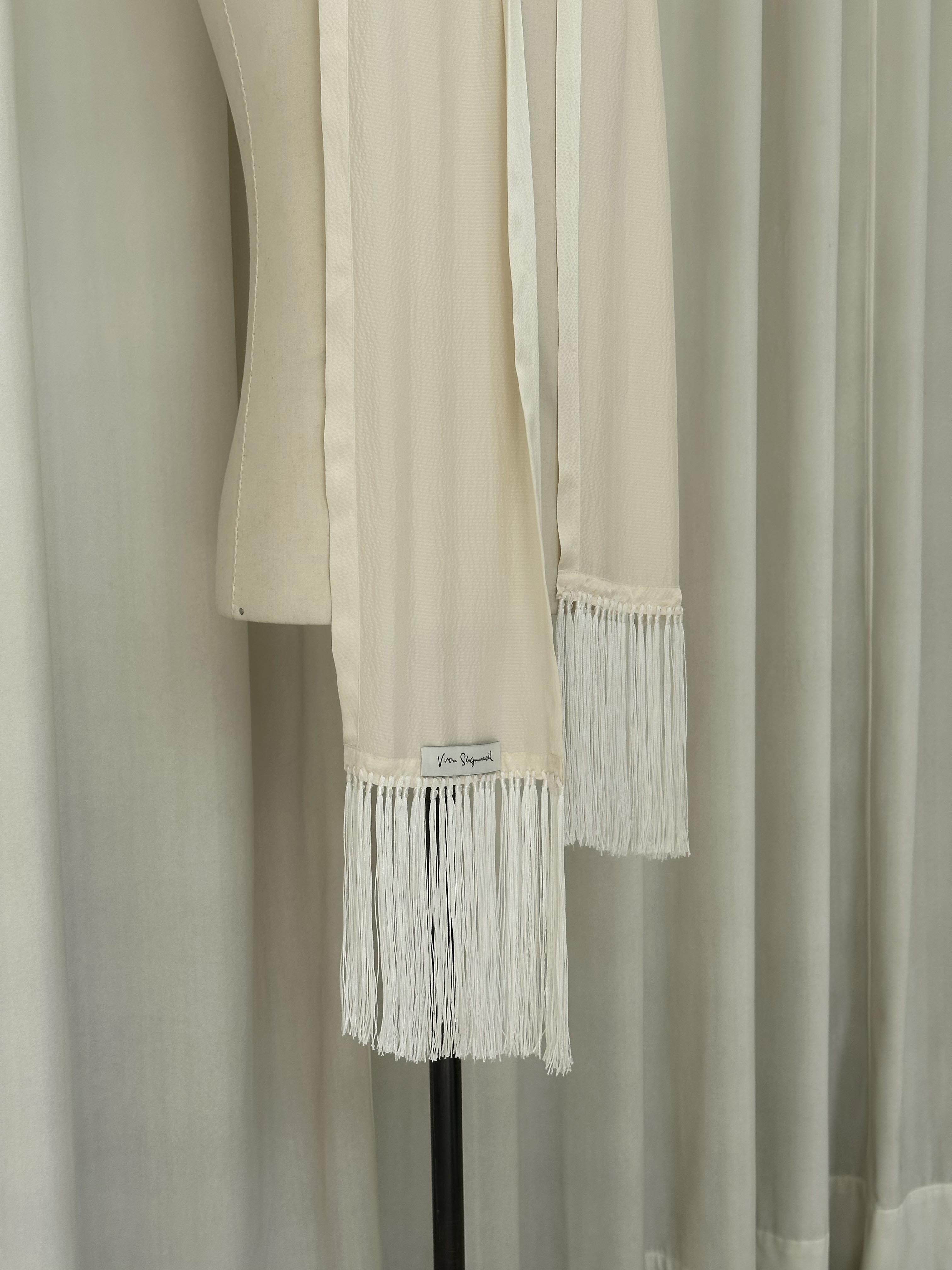 รายละเอียดผ้าพันคอไหมซาตินและภาพรวมการแมตช์รองเท้าหนังกลับ