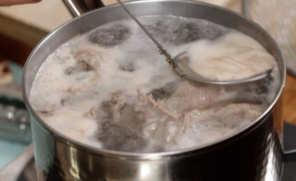 คุณช้อนออกไหม? กูรูชี้วิธีแยก ‘ฟองดี-ฟองเสีย’ ตอนต้มหมู จุดเปลี่ยนเนื้อนุ่มหวานไม่เหม็นคาว!