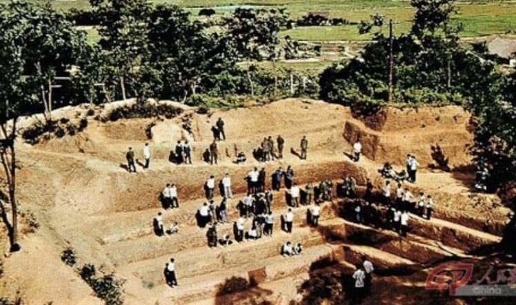 เปิดหลุมศพ 2,400 ปี เจอ "วัตถุจากอนาคต" กูรูหน้าถอดสี ต่อสายตรงถึงปักกิ่งด่วน!