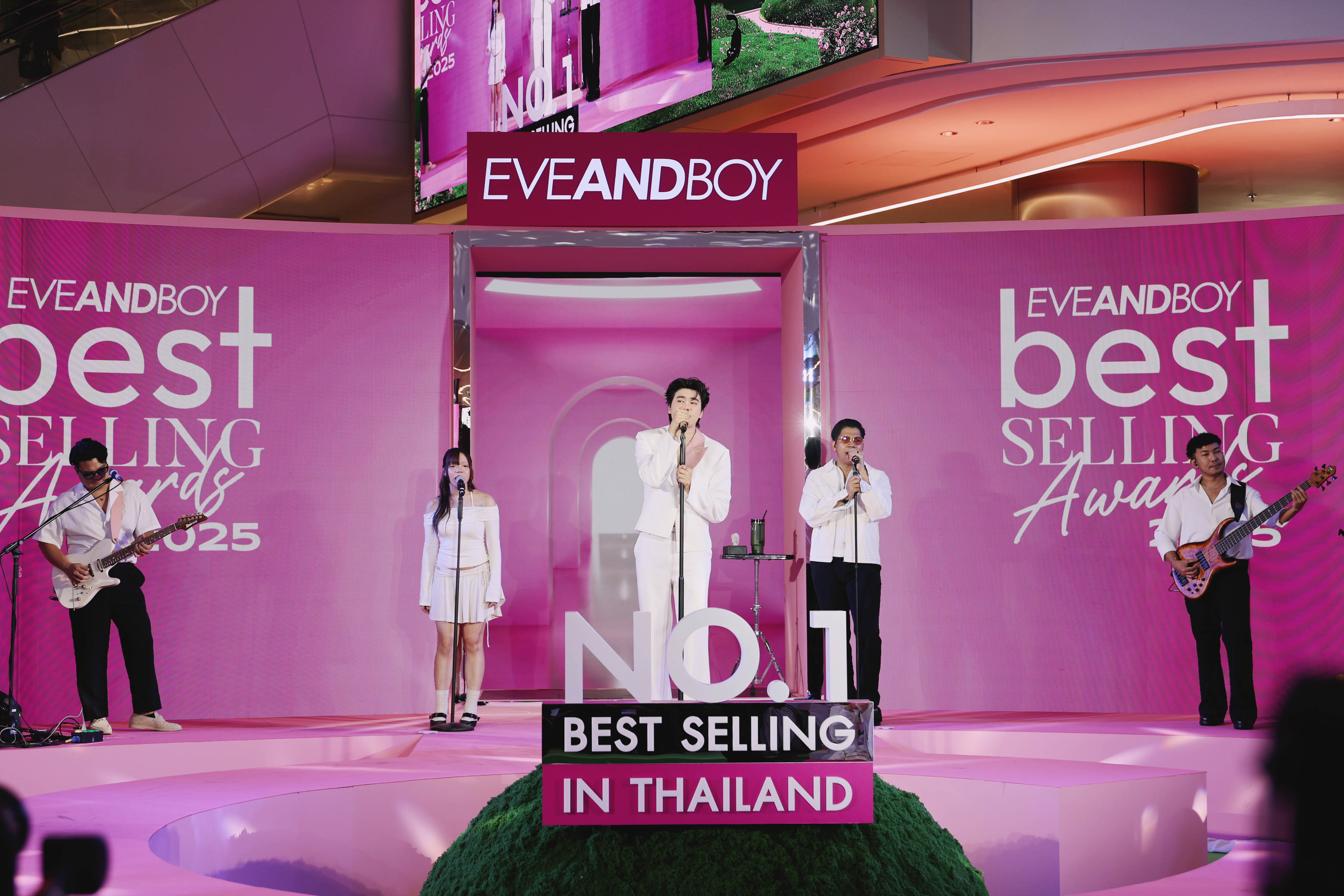 ภาพบรรยากาศความยิ่งใหญ่ภายในงานประกาศรางวัล EVEANDBOY BEST SELLING AWARDS 2025
