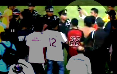 แฉด้วยภาพ+คลิป! แฟนบอลสุดถ่อยควักปืนขู่