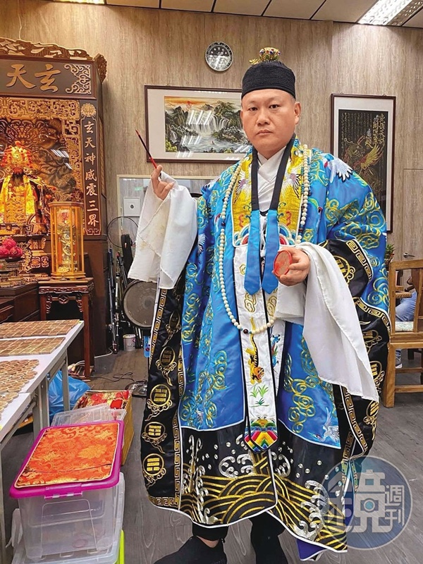เหยียน ไท่ลี่ หัวหน้าชุมชนและนักบวชในเมืองไทจง