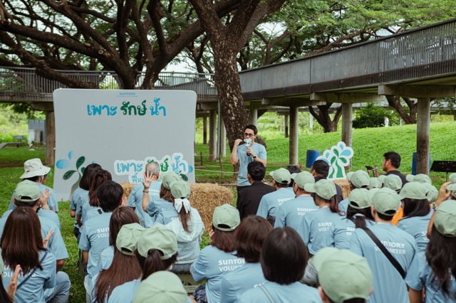 นายอเล็กซานเดอร์ ไซมอน เรนเดลล์ ถ่ายทอดความรู้ด้านสิ่งแวดล้อมแก่เยาวชน