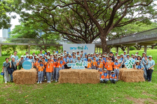 ภาพหมู่ผู้บริหาร ภาคีเครือข่าย พนักงาน และนักเรียน โครงการเพาะรักษ์น้ำ ฟื้นป่าคืนชีวิต ปีที่ 3