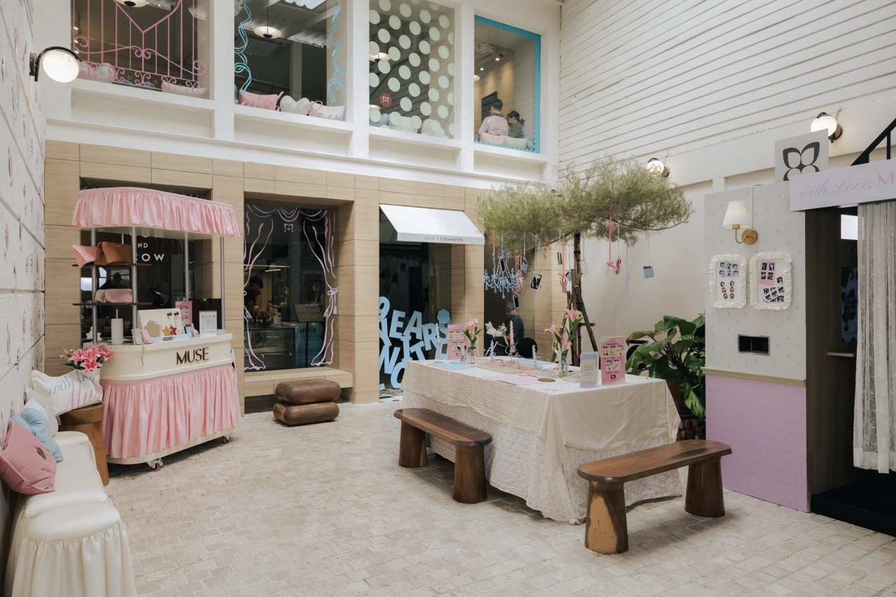 บรรยากาศด้านหน้าร้าน COF AND COW สาขานางลิ้นจี่ ที่ถูก Take Over ด้วยคอนเซ็ปต์ MUSE on the move