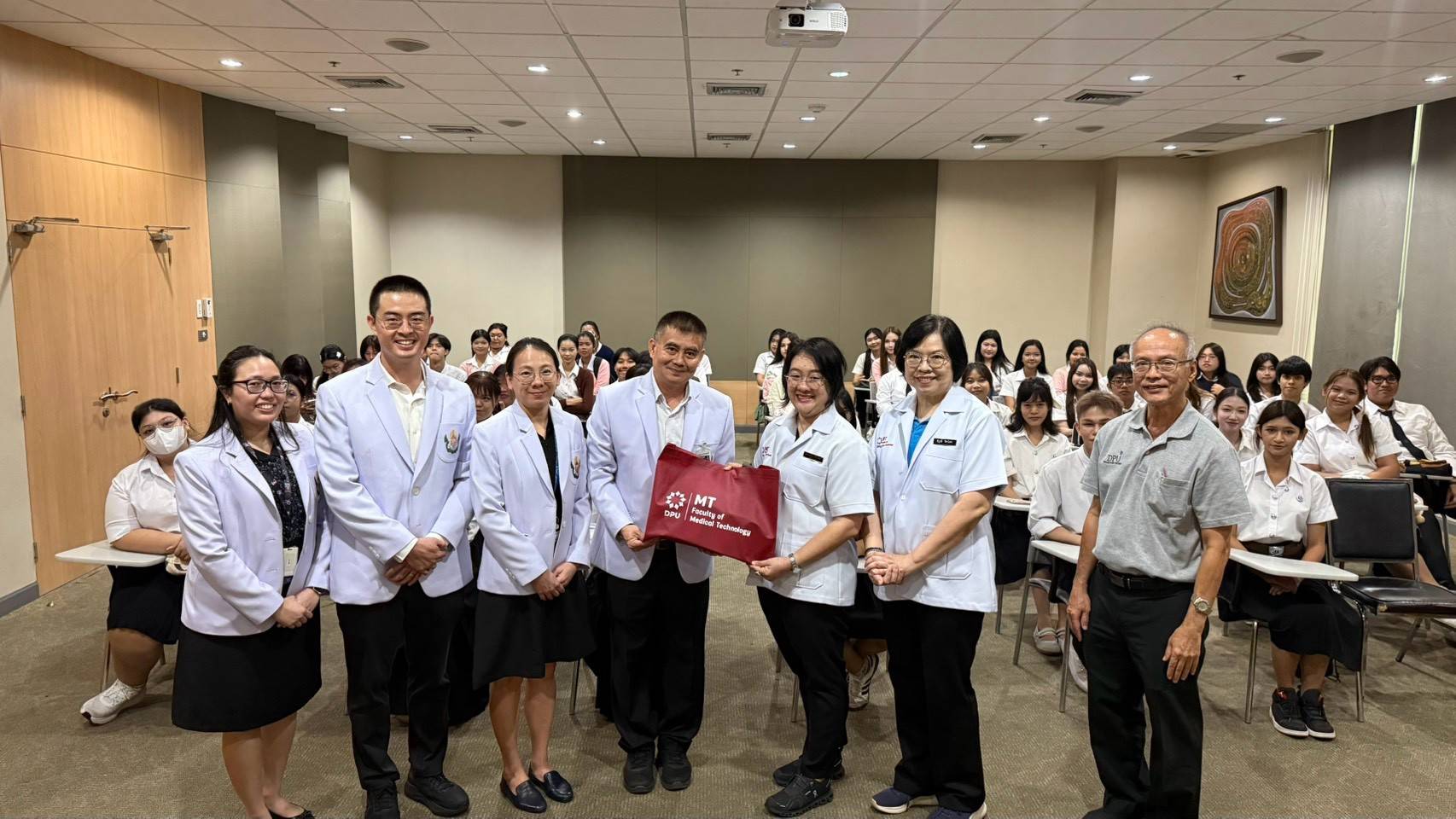 เทคนิคการแพทย์ DPU พานักศึกษาสัมผัสประสบการณ์การทำงานจริง ณ โรงพยาบาลพระมงกุฎเกล้า