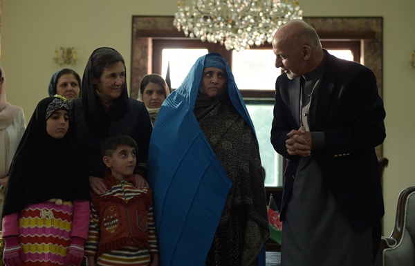 Sharbat Gula และครอบครัว (ภาพเมื่อปี 2016)