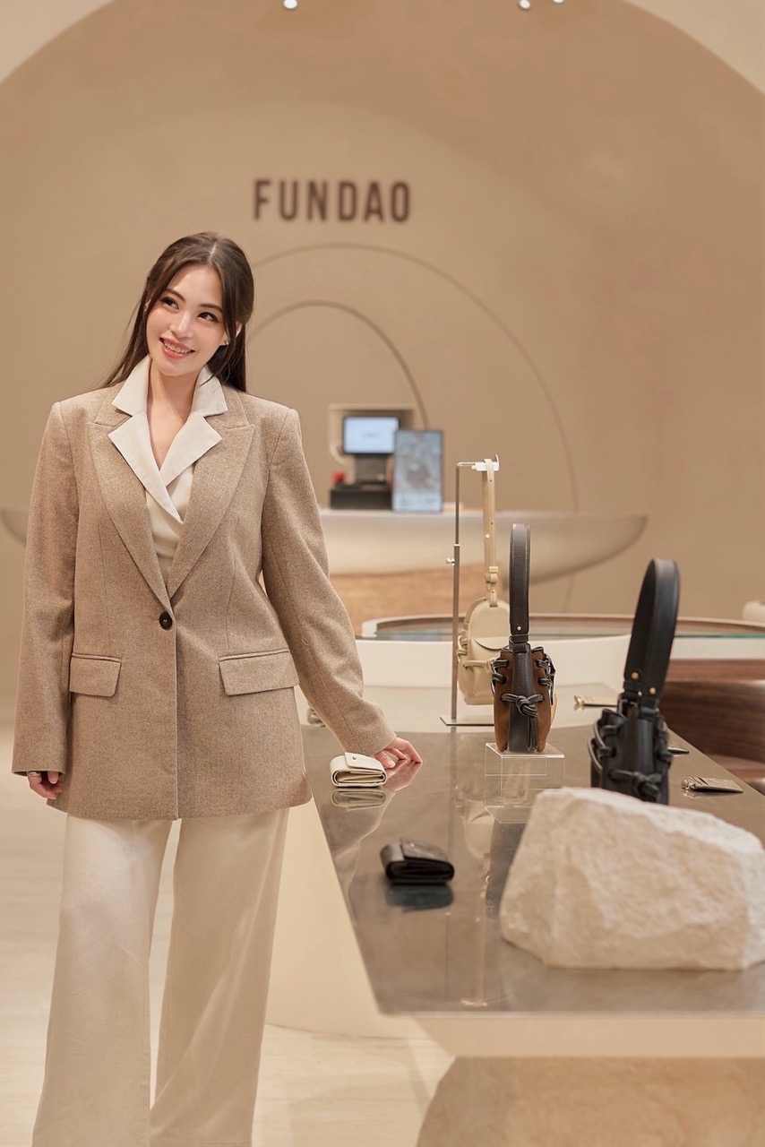 บรรยากาศหน้าร้านและงานสถาปัตยกรรมทรงโค้งมนของ Fundao Flagship Store ณ ICONSIAM