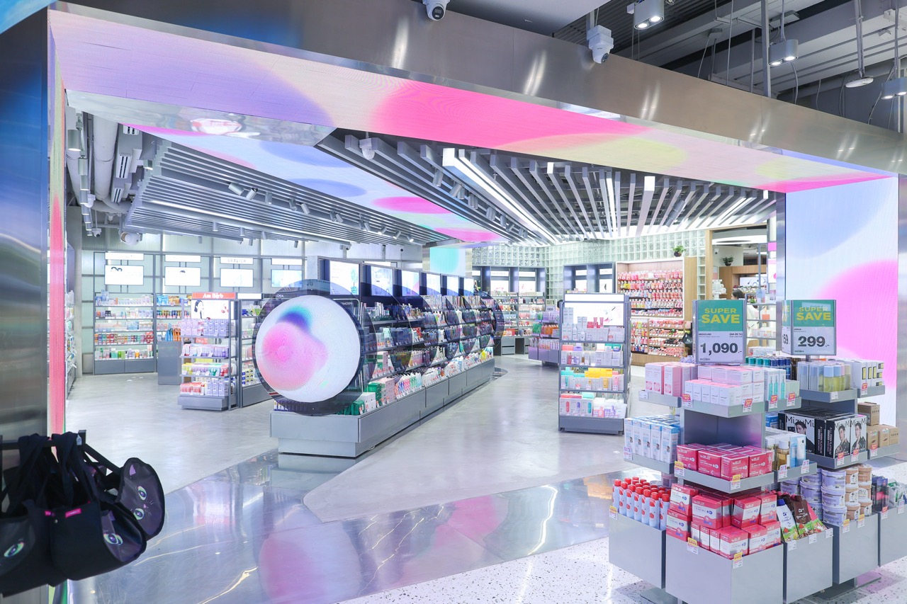 ทางเดิน Beauty Tunnel และจอโค้ง LED บริเวณ Foyer หน้าร้าน