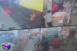 เผยภาพวงจรปิด5วัยรุ่นรุมทำร้ายพนักงานเซเว่นหาดใหญ่