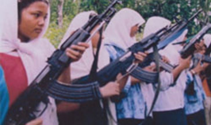 เผยภาพ! เยาวชนหญิงมุสลิมฝึกอาวุธสงคราม