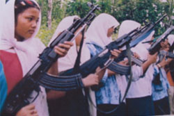 อาจจัดฉาก! ภาพเยาวชนหญิงมุสลิมฝึกอาวุธสงคราม