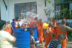 สามเณรวัดวรโพธิ์ประท้วงขอเล่นสงกรานต์