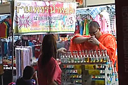 พระอ่างทองเดินซื้อน้ำหอมกลางตลาด