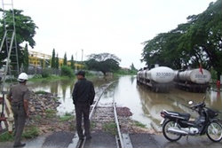 ลำปางฝนตกหนักมาก น้ำท่วมรถไฟหยุดวิ่ง