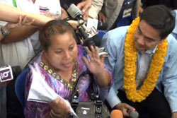 สาวใหญ่บุกทวงนายกฯสางปมผัวโดนแก๊สน้ำตา