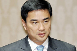 อภิสิทธิ์ ถามกกต.ต้องรอให้หัวแตก แดงป่วนถึงจะผิด