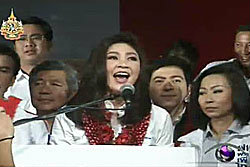 ยิ่งลักษณ์ปราศรัยใหญ่เพื่อไทย  เจอมือดีปาไข่!