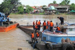 กู้เรือน้ำตาลอุปสรรคเพียบ ผู้ว่าฯ มั่นใจพรุ่งนี้กู้ได้