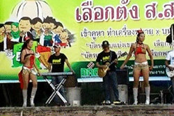 กกต.โคราชใช้สาวนุ่งสั้น ดึงคนฟังวิสัยทัศน์ผู้สมัคร