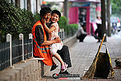 ชาวเน็ตจีนซึ้ง ภาพรอยยิ้มของคนกวาดถนน