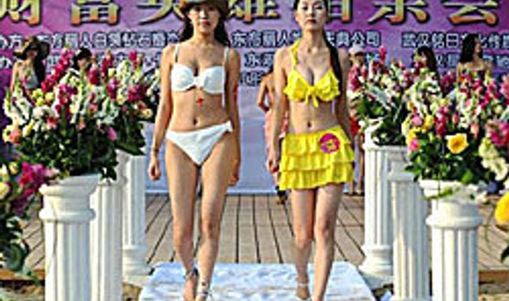 ฮือฮา! สาวจีนเดินแบบชุดบิกินีหาคู่หนุ่มรวย