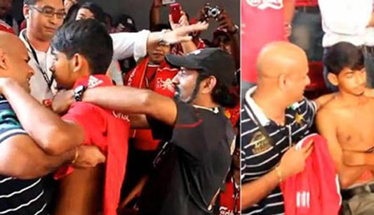 นอกแถว!แฟนผีแดงแจมแฟนหงส์แดง