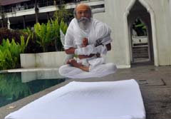 ฤาษีจรัลโชว์ลอยตัวกลางอากาศ สร้างความฮืออาอย่างมาก!