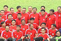 ไทย-เขมร เตะบอลคึก กองเชียร์นับหมื่น