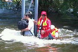 ทีมเวิร์คพอยท์ ช่วยคนน้ำท่วมอยุธยารถถูกน้ำซัด