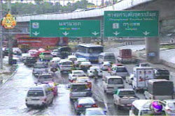 ตร.ทางหลวง แนะให้ติดตามสถานการณ์น้ำท่วมถนนสายหลัก