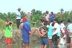 ชาวบ้านคลองหกวาใช้รถแบ็กโฮพังพนังดินกั้นน้ำ