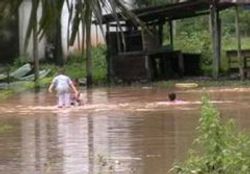 น้ำป่าสุราษฎร์ฯซัดสะพานขาด ปัตตานีริมฝั่งน้ำท่วมเพิ่ม