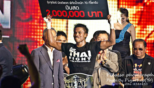บัวขาวควงเข้มคว้าแชมป์ไทยไฟต์2011