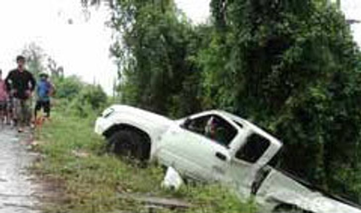 ฝนตกถนนลื่นลำปาง- แจ้ห่มรถแหกโค้งเจ็บ1