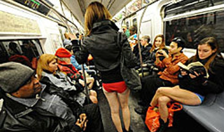สยิว! ชาวนิวยอร์กไม่ใส่กางเกงขึ้นรถไฟใต้ดิน