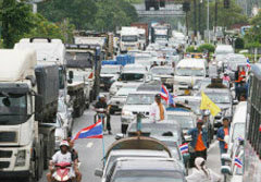 ฉุนม็อบปิดถนน ควบวีออสกราดยิงใส่ เจ็บ4ราย