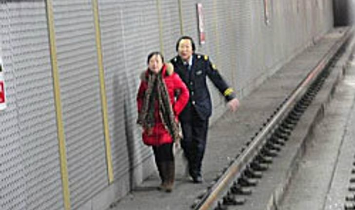 ระทึก! หญิงจีนโดดรางรถไฟหวังฆ่าตัวตาย
