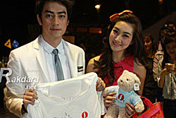 "แพนเค้ก"โผล่ยินดีงานหนัง"ฟิล์ม"ยันไม่กิ๊กกัน