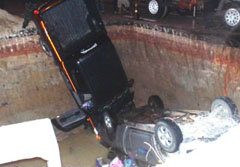 ระทึก! ปิคอัพซิ่งตกหลุม ล้อชี้ฟ้าหัวปักพื้น