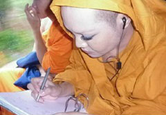 ว่อนเน็ต! ภาพพระสงฆ์แต่งหน้า ติดขนตางอน