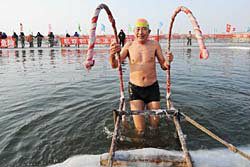 คุณปู่วัย 86 ปี สุดฟิตชอบว่ายน้ำในฤดูหนาว