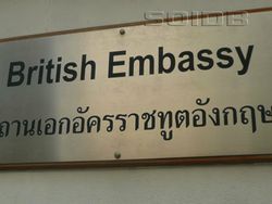 หญิงไทยประท้วงสถานทูตอังกฤษ ไม่ออกวีซ่าให้