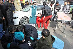 สาวจีนขับรถชนคน รีบลงมาคุกเข่าขอโทษ