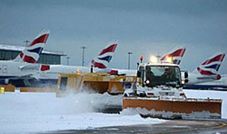 พายุหิมะถล่มลอนดอน สั่งยกเลิกเที่ยวบิน